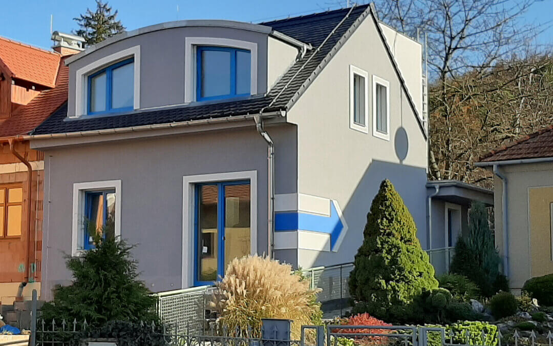 Dom s modrou šípkou
