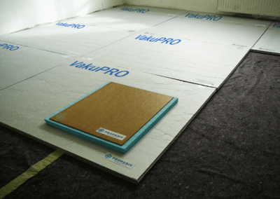 Panely VacuPRO položené na podlahe v miestnosti