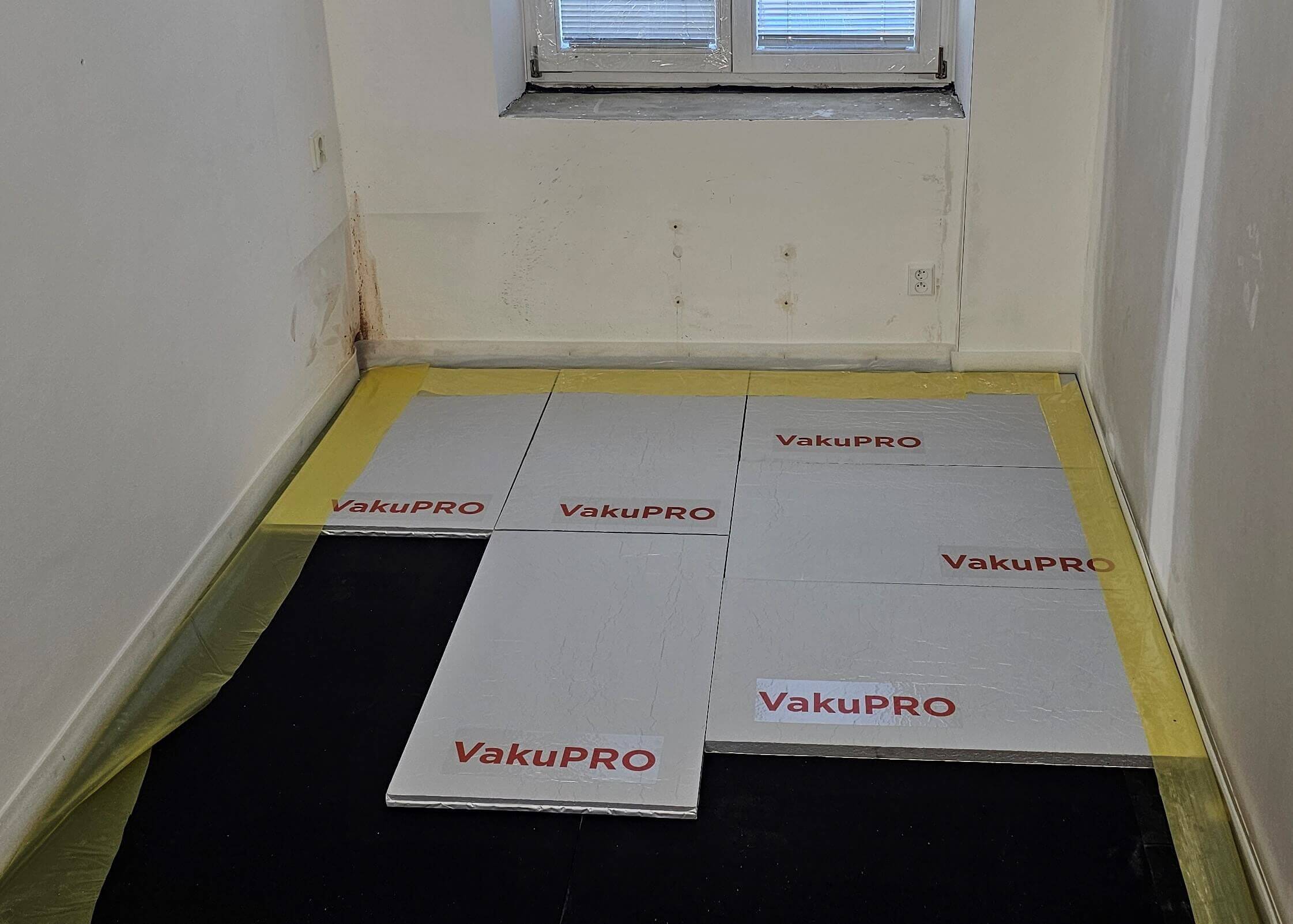 Pokládání tepelné izolace VakuPRO na podlahu_6 panelů panely tepelné izolace VakuPRO položené na podlaze v pokoji
