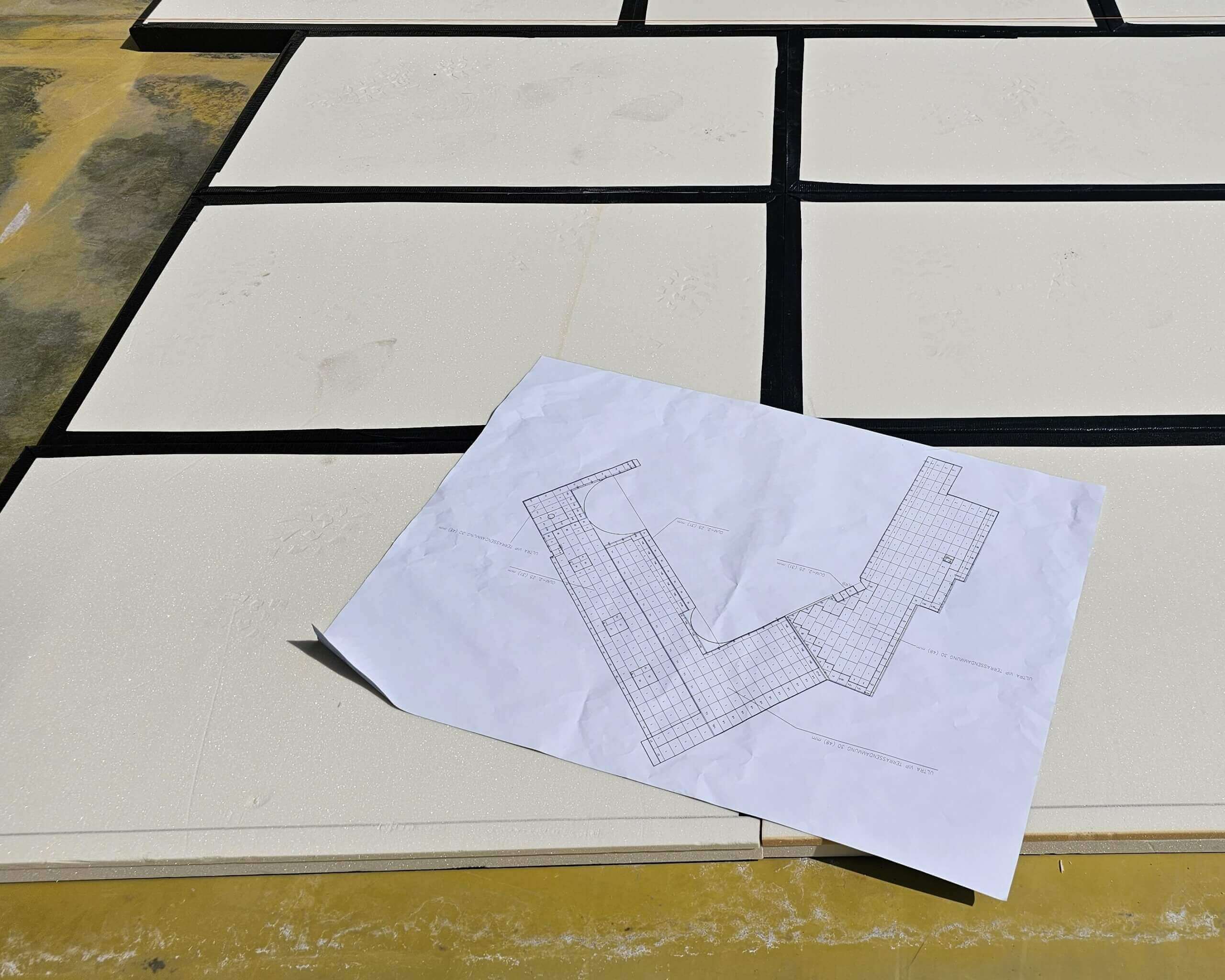 potištěný papír na bílých panelech na terase